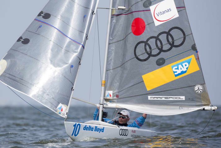   Souverän zum achten WM-Titel: Heiko Kröger in der 2.4mR-Yacht