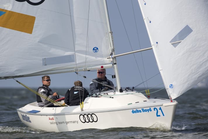   Haben sich schon nach fünf gemeinsamen Wochen gut zusammengefunden und arbeiten intensiv an der Feinabstimmung: Steuermann Lasse Klötzing, Jens Kroker und Siegmund Mainka segelten mit ihrer Sonar bei der WM auf Platz fünf