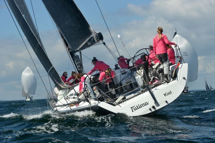   Die "Tutima"-Crew mit Skipperin Kirsten Harmstorf im Einsatz vor Kiel