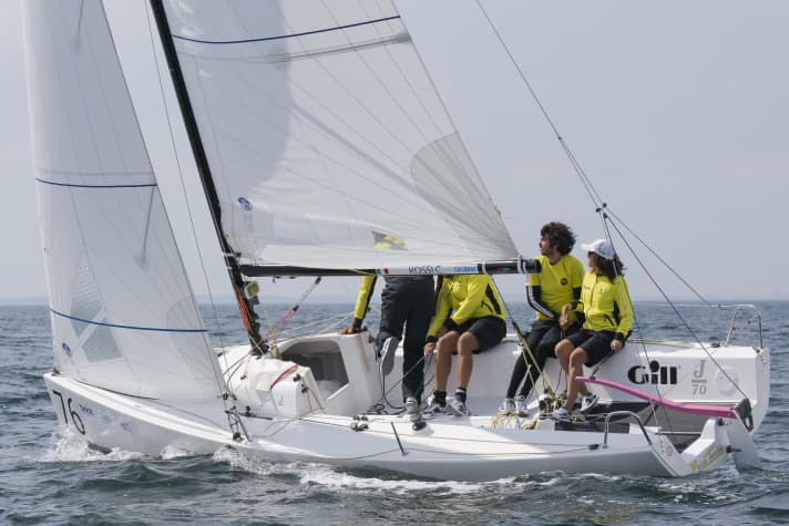   Championnat d'Europe des J70 : la leader Claudia Rossi et son équipe sur "Petite Terrible" d'Italie mènent le peloton des 91 participants à égalité de points devant Stefano Roberti du Yacht Club Monaco. Après cinq manches, le meilleur J70 allemand est le "dralia.de" de Pit Fini, avec le tacticien Karol Jablonski, qui occupe la huitième place.