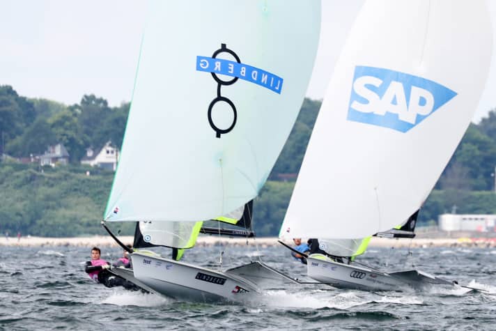   Spannendes 49er-Ziel-Duell zwischen Olympiasieger Jonas Warrer mit Christian Peter Lübeck und den Kielern Justus Schmidt und Max Boehme