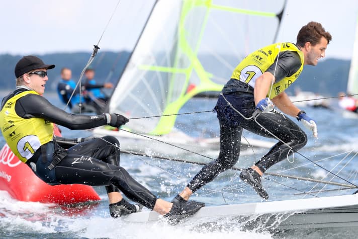   Belle étude des surfeurs néo-zélandais de 49er et favoris olympiques Peter Burling et Blair Tuke