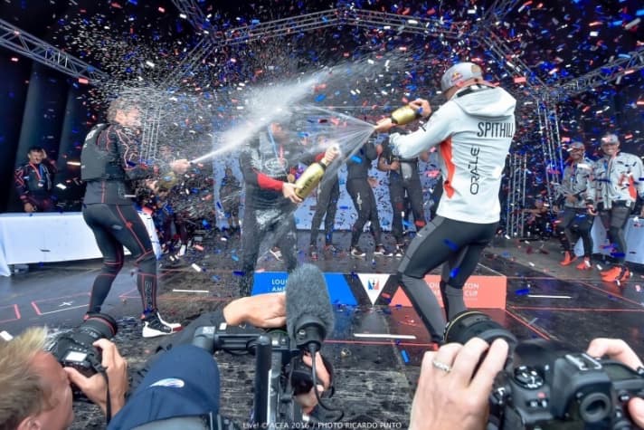   Drei der erfolgreichsten Segler ihrer Zeit: Dean Barker, Sir Ben Ainslie und Jimmy Spithill (v.l.n.r.) liefern sich nach der ACWS-Regatta in Portsmouth eine Champagner-Schlacht