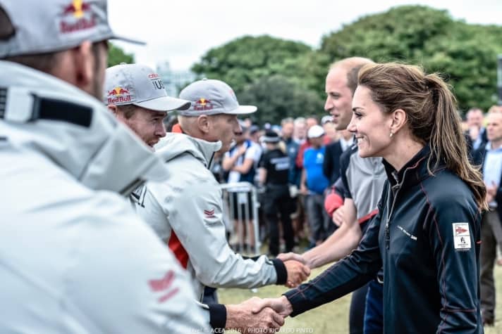   La Duchessa di Kent si congratula con i secondi classificati: Kate sembra molto contenta perché la sua squadra di Hearts ha appena battuto gli americani
