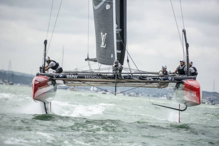   Le "super dimanche" avec deux victoires quotidiennes, mais finalement battu de justesse : Jimmy Spithills Oracle Team USA s'élance sur le parcours devant Portsmouth