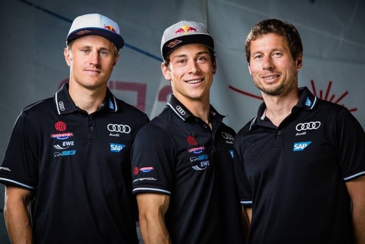   Bereit für ihre Olympia-Premiere: 49er-Steuermann Erik Heil und Vorschoter Thomas Plößel mit ihrem Trainer Thomas Rein
