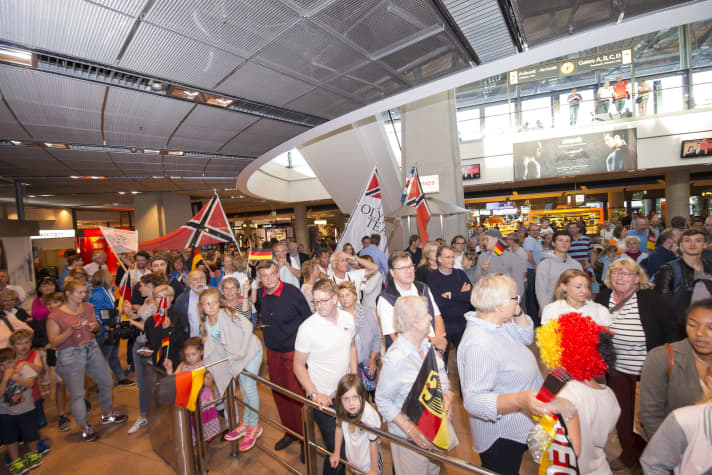   Tifosi, bandiere, DSV, NRV e NRV Olympic Team: la sala ricevimenti del Terminal 2 dell'aeroporto di Amburgo era tutta dedicata alla vela martedì sera.