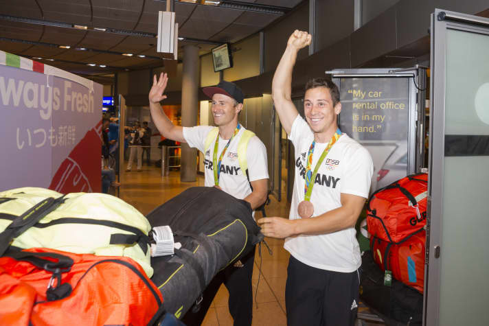   La chance sourit à ceux qui sont bien entraînés : Erik Heil et Thomas Plößel s'apprêtent à faire un marathon de la fête après leur vol de nuit depuis Rio. Lors de la deuxième étape après l'accueil à Francfort, ils donnent l'impression d'être éveillés et heureux.