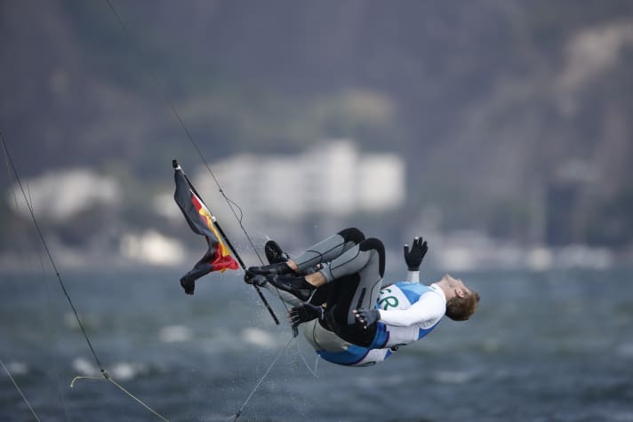   Salto arrière simultané vers le bonheur de bronze : Erik Heil et Thomas Plößel avec le drapeau allemand
