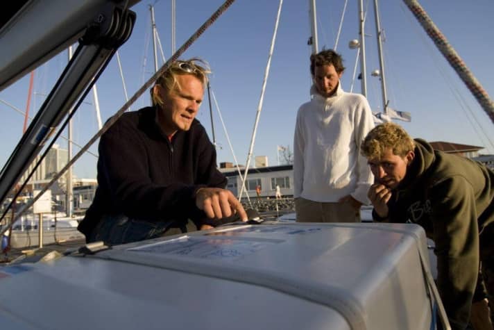   La società di noleggio non deve solo effettuare un controllo approfondito dello yacht per verificare che non ci siano danni. È utile anche un briefing sulla sicurezza, ad esempio sul funzionamento della zattera di salvataggio.