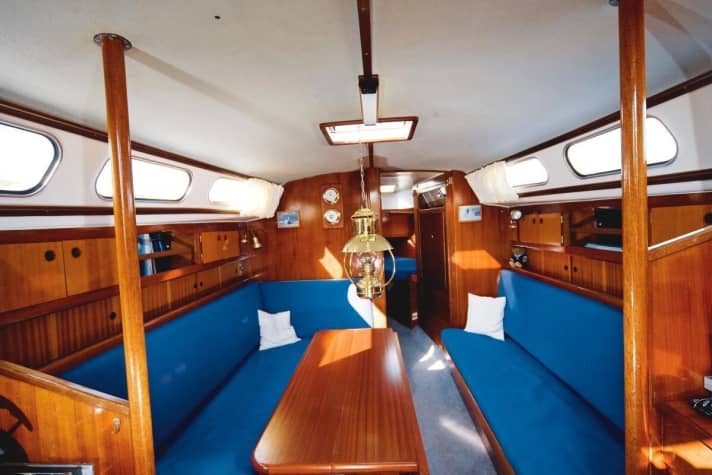 Lumineux, bateau et bien rangé, c'est ainsi qu'il doit être. Les photos au mur et l'ours en peluche dans le coin ne sont pas une fatalité.