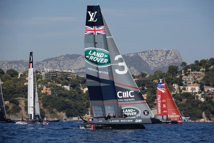   Nach verpatztem Auftakt konsolidierte sich Sir Ben Ainslies Team Land Rover BAR im Verlauf der Serie und segelte aufs Podium. In der Gesamtwertung bauten die Spitzenreiter ihre Führung damit aus