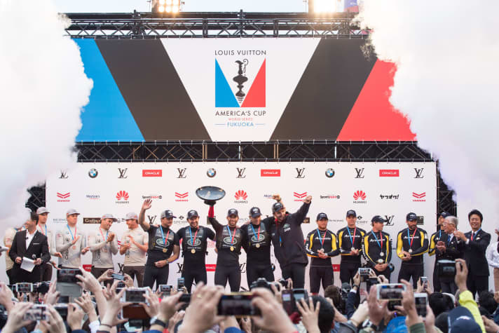   Coup double réussi : les Britanniques ont remporté la régate finale au large de Fukuoka et le classement général de la Louis-Vuitton-America's Cup World Series