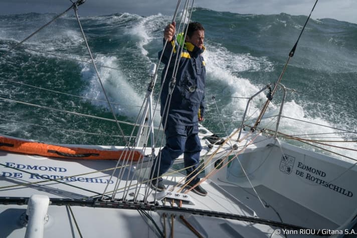   Skipper Josse fürchtet um sein Boot im kommenden Sturm