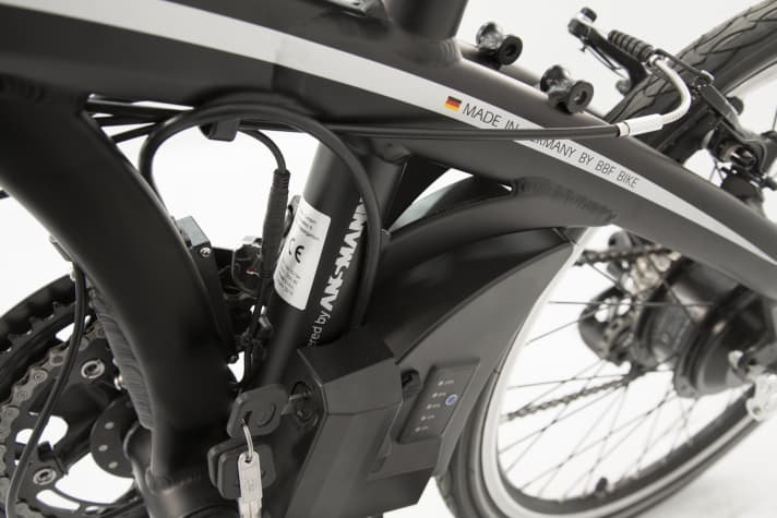   The 6 ampere-hour 36-volt battery is installed between the frame and the rear wheel. It is lockable and can be easily removed