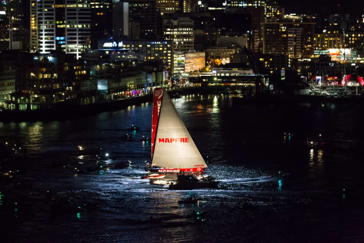   Beau jeu de couleurs nocturne : "Mapfre" dans son élément