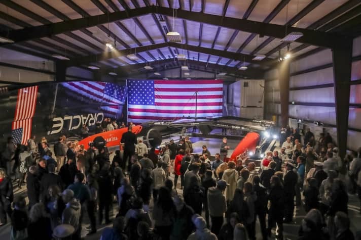   Party im Team-Camp auf Bermuda: Das Oracle Team USA stellt seinen AC50-Katamaran "17" für das 35. Duell um den America's Cup vor