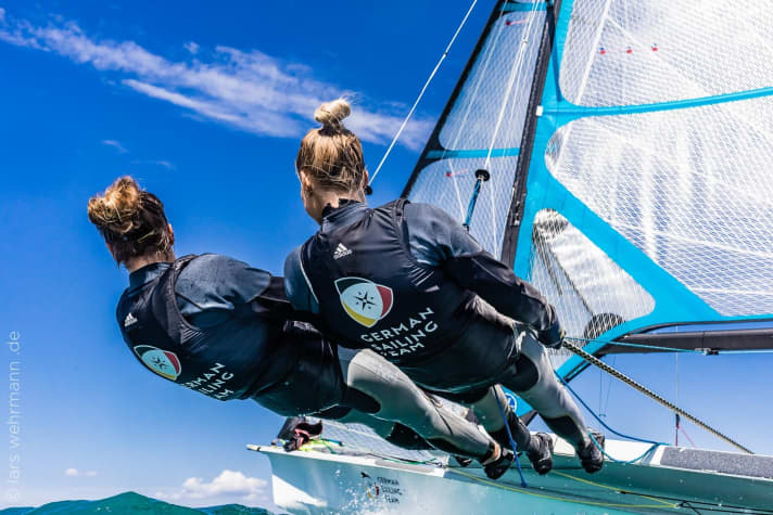   Dans le nouveau look de German Sailing Team : les participantes aux Jeux Olympiques Vicky Jurczok et Anika Lorenz en 49erFX