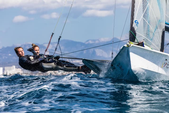   I leader di Sovereign al largo di Maiorca dopo metà percorso: le veliste del 49erFX Vicky Jurczok e Anika Lorenz