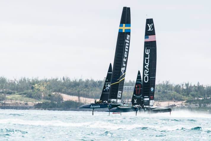   Team Artemis e Oracle Team USA in allenamento al largo delle Bermuda. Mentre gli svedesi si sono ribaltati con il loro catamarano da allenamento la scorsa settimana, gli americani si sono ribaltati con il loro catamarano di Coppa, ma apparentemente ne sono usciti senza gravi danni.
