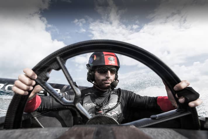   Avec sa dernière équipe Land Rover BAR, Ainslie a navigué jusqu'en demi-finale du tour des challengers. Plus tard, le bateau, avec quelques faiblesses, n'a pas porté l'équipe.