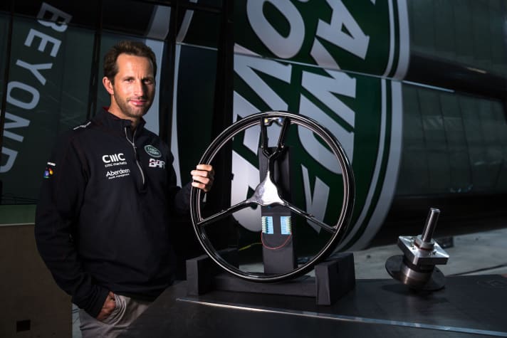   Avec ses 60 centimètres de diamètre, le nouveau volant de "Rita" est plus grand que la plupart des volants d'automobile et peut...