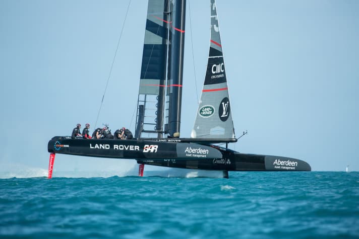   Startet mit zwei Bonuspunkten aus der America's-Cup-Weltserie in die Qualifikationsrunde: Sir Ben Ainslies britisches Team Land Rover BAR
