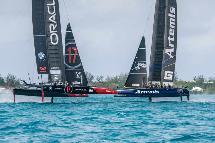   Toujours un duel passionnant dans les séries de tests au large des Bermudes : le défenseur Oracle Team USA contre le suédois Artemis Racing