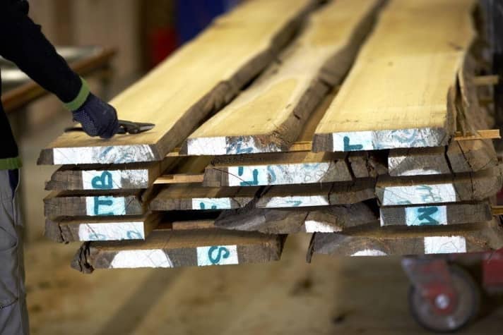   Rohstoff für edle Yachtdecks. Teak-Planken vor dem Zuschnitt 