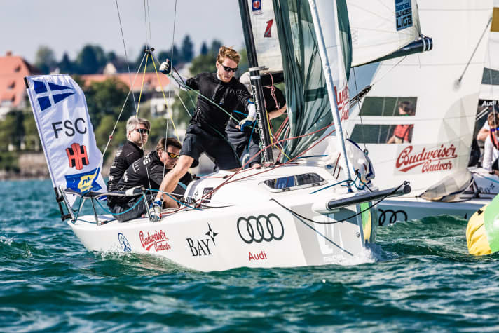   Belle étude du photographe Lars Wehrmann : l'équipage du FSC avec le barreur Michael Ilgenstein sur la voie de la victoire lors du deuxième week-end de deuxième division