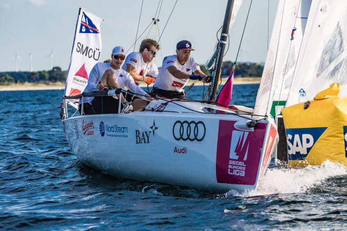   L'equipaggio di SMCÜ con il timoniere Tino Mittelmeier ha dovuto cedere la sconfitta nella battaglia per la prima vittoria in campionato a Travemünde solo nel finale e a pari punti.