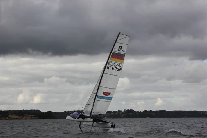   Erichsen/Wedemeyer testano il loro Nacra 17 completamente foiling convertito al largo di Flensburg