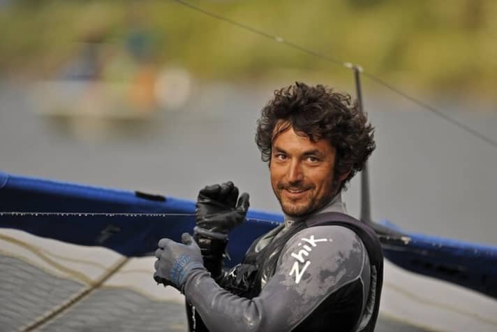   Il talento a tutto tondo e timoniere di Nacra17 Bora Gulari è rimasto gravemente ferito in un incidente nell'agosto 2017