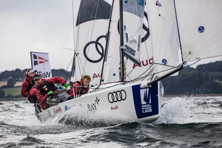   Trionfo al largo di Glücksburg: il club Seglerhaus am Wannsee, più incostante del solito nel 2017 con risultati di regata di 7, 16, 14, 4 e 1, si è assicurato la prima vittoria della stagione