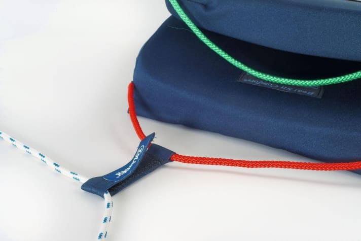   Sécurité : le Boat Sit Comfort de Plastimo est livré avec une fermeture velcro pratique qui évite de devoir l'attacher.