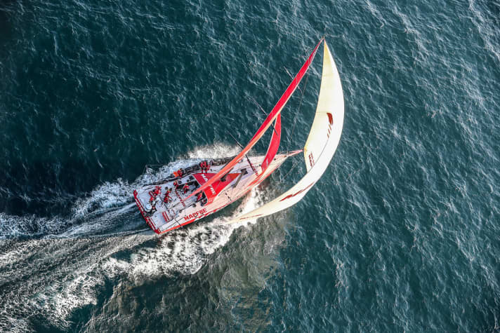   Auf radikal nördlichem Kurs der Flaute entgegen: die spanische "Mapfre"-Crew in Angriffsmodus