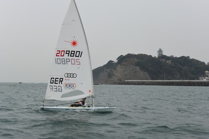   La prima importante conoscenza con l'area olimpica del 2020 al largo di Enoshima: il timoniere di Laser Philipp Buhl del club velico Alpsee-Immenstadt