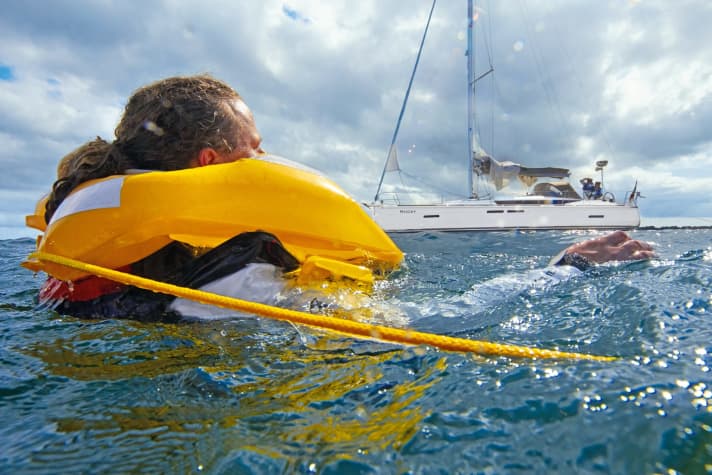   Die Leinenverbindung zur Yacht ist hergestellt. Jetzt kommt der schwierigste Teil: Die Person muss aus dem Wasser