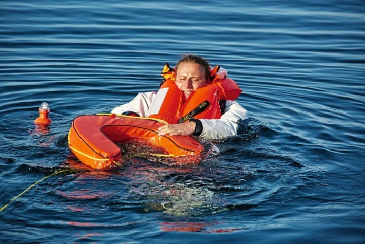   Mit Weste fällt es schwer, das Hufeisen (hier: Rescue Boy, Plastimo) anzulegen