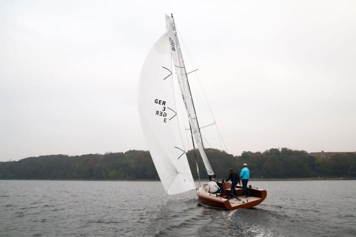   Au portant, la voile reste stable même avec une incidence de 160 degrés. Elle est nettement plus large qu'un Code Zero