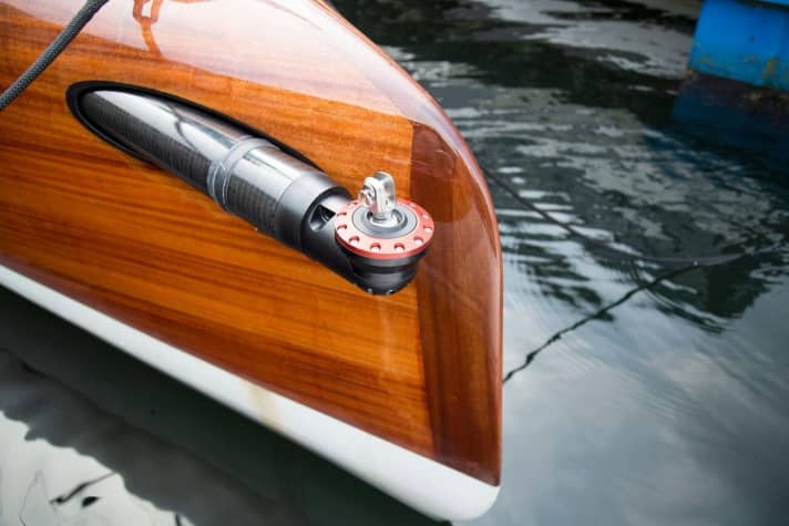   Elegant: The electric drive is located in the trunk. The luff or anti-torsion line is hooked onto the fork