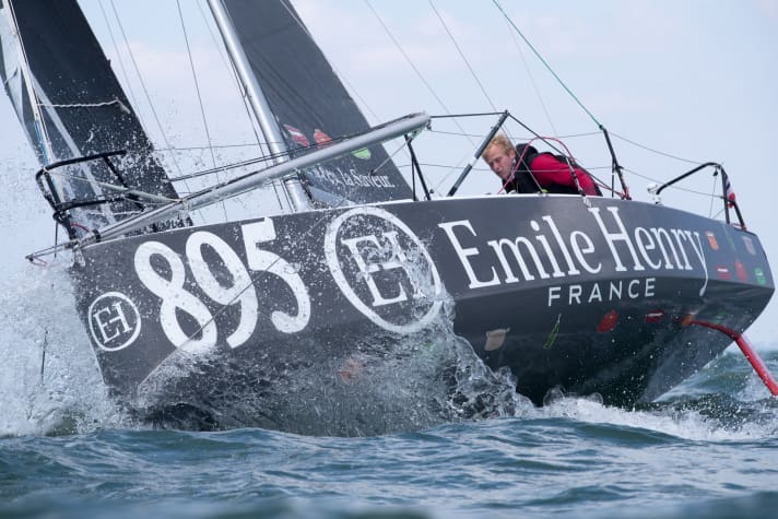   Erwan Le Draoulec, lo skipper più giovane del gruppo, guida il gruppo di barche di serie con un vantaggio di 80 miglia nautiche.