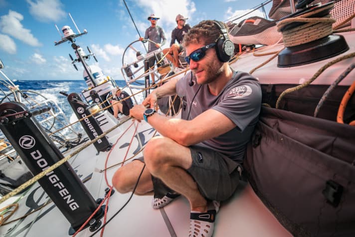   Nella trasmissione in diretta da bordo, lo skipper di Dongfeng Charles Caudrelier ha raccontato in modo informativo e divertente il duello ravvicinato con il team spagnolo Mapfre: "Questa è una serie di test per due barche. Ne traiamo vantaggio". Nel frattempo, però, Vestas 11th Hour Racing gli sta col fiato sul collo.