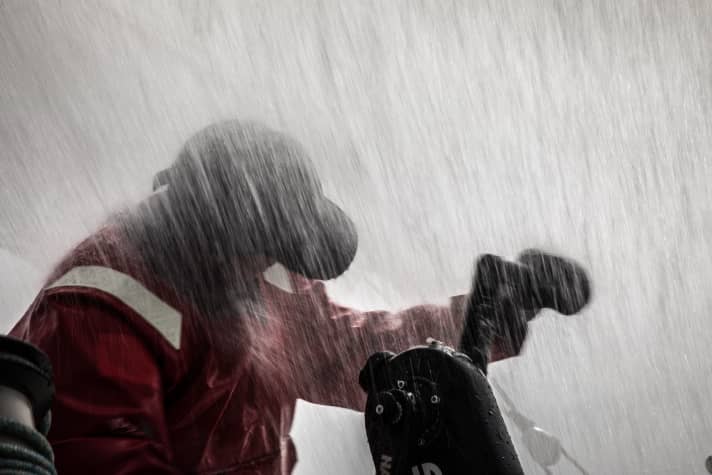   So und schlimmer werden die Arbeitsbedingungen für die Crews in den kommenden Stunden aussehen. Hier ist Ben Piggott an Bord von Sun Hung Scallywag unter der Dauerdusche zu sehen