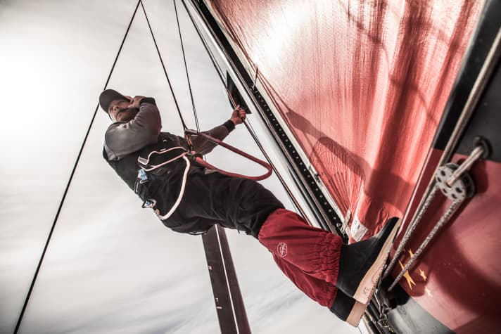   An Bord von "Dongfeng" checkt Kevin Escoffier ein letztes Mal das Rigg, bevor der Sturm von hinten über die Flotte herfallen wird