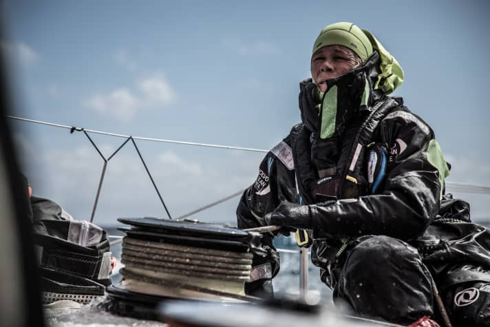   Tutte le tensioni di questa brutale tappa di tempesta e le attuali preoccupazioni per la barca sono scritte sul suo volto: La velista di Dongfeng Carolijn Brouwer