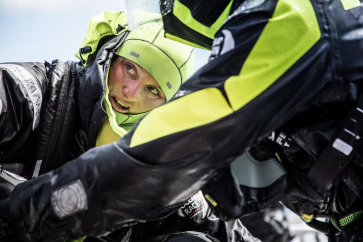   Noch 24 Stunden kämpfen: Die mehrfache Nacra17-Weltmeisterin Marie Riou am Grinder. Ihr Team will trotz Bruch an Bord Platz zwei auf dieser Etappe verteidigen