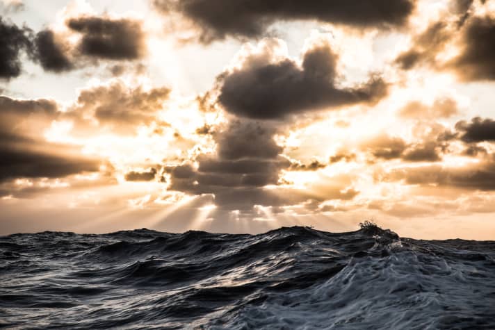   Dieses spektakuläre Bild machte Dongfengs Anbord-Reporter Martin Keruzore an Heiligabend auf Kurs Melbourne. Nach technischen Problemen geht der Wunsch der Dongfeng-Crew, den verdienten zweiten Platz verteidigen zu können, voraussichtlich in Erfüllung