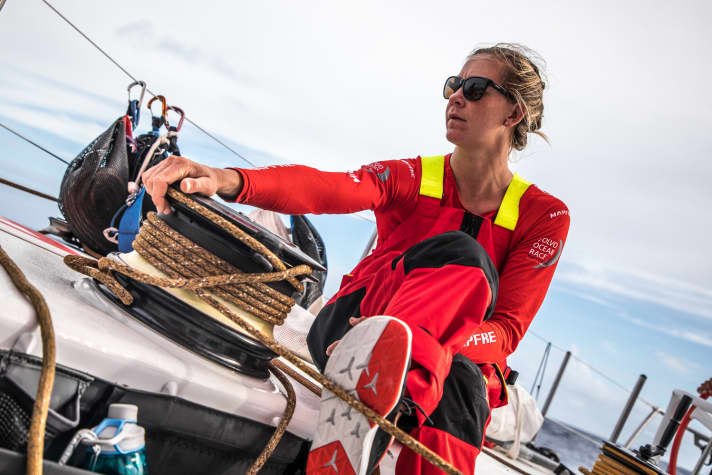   L'equipaggio di Xabi Fernandez su Mapfre ha iniziato la gara per recuperare il ritardo. Qui potete vedere Sophie Ciszek in azione