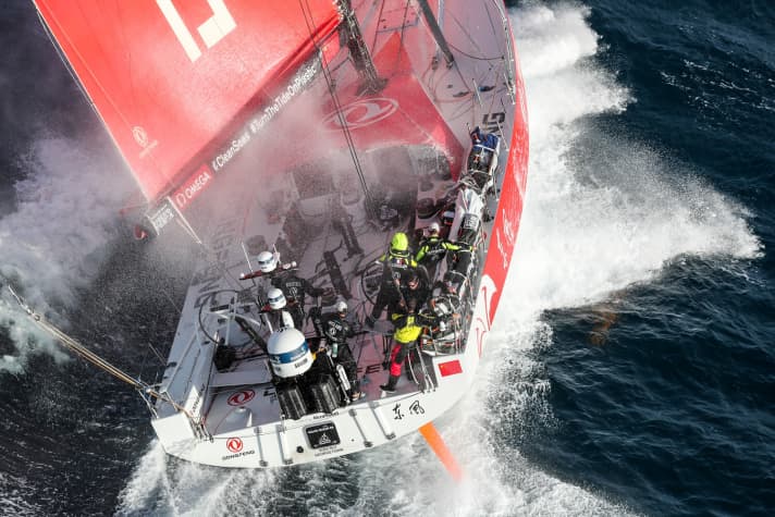   Il Dongfeng Race Team di Charles Caudrelier nelle prime fasi della quarta tappa